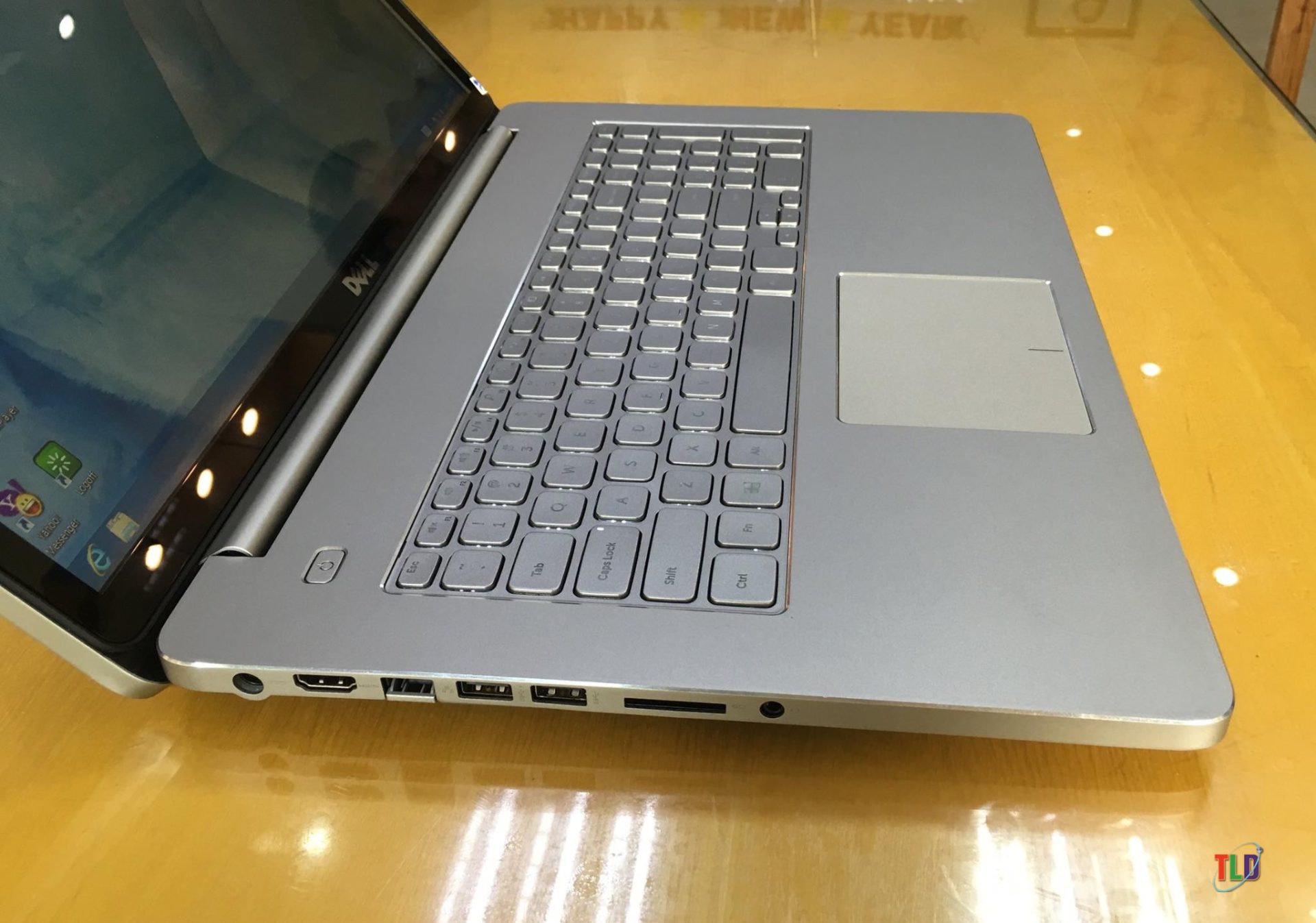 Cổng kết nối Dell Inspiron 7737