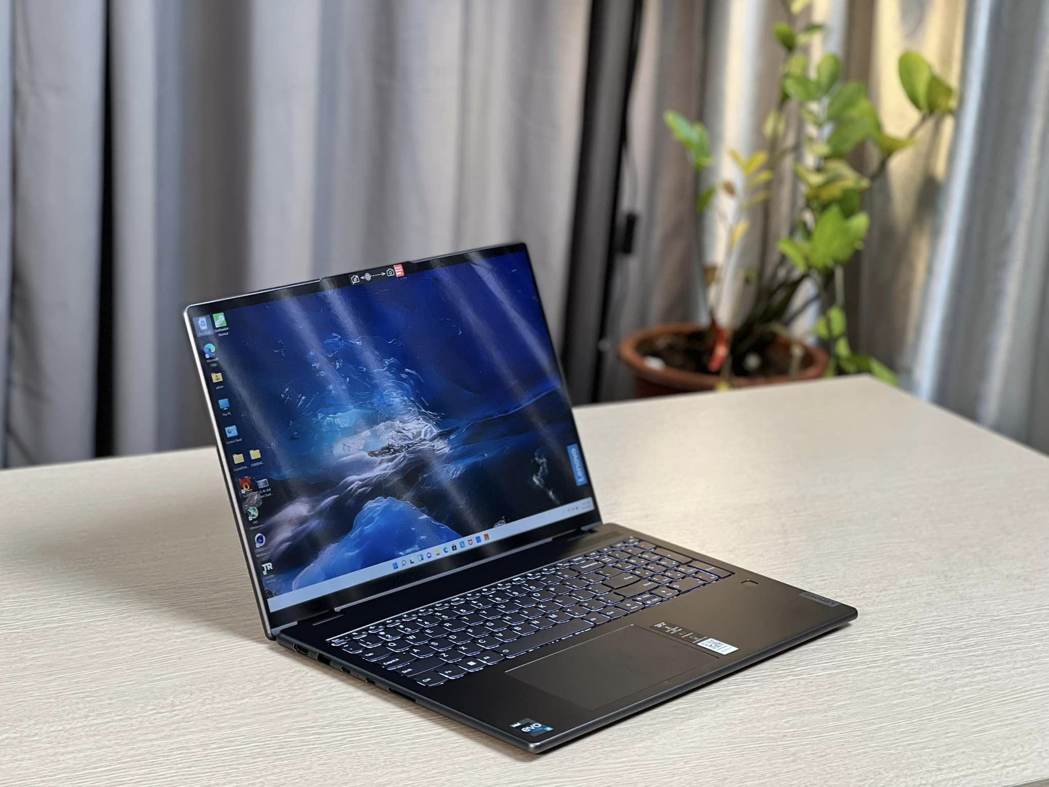 Laptop Lenovo Yoga 7i 2022: Khám phá sự tiện nghi và tối ưu hóa trong việc làm việc và giải trí với Laptop Lenovo Yoga 7i